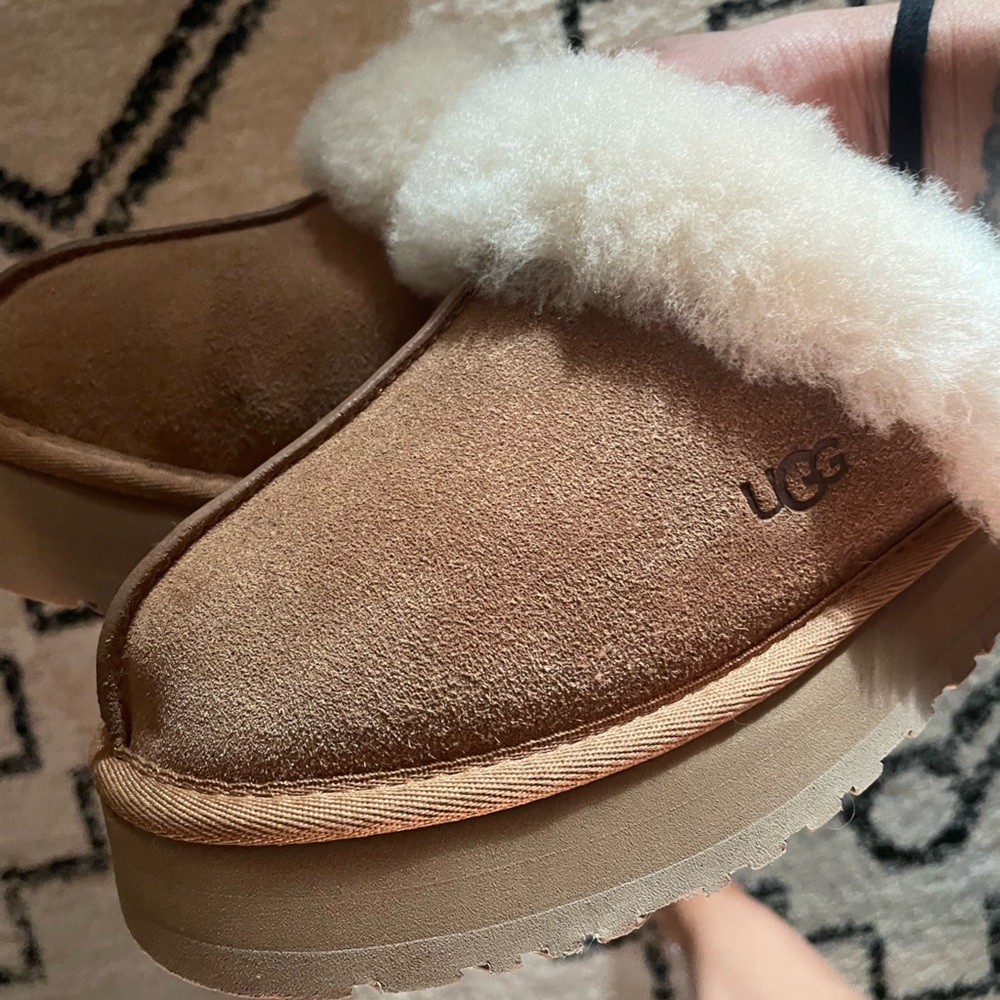 UGG PLATFORM SLIPPERS